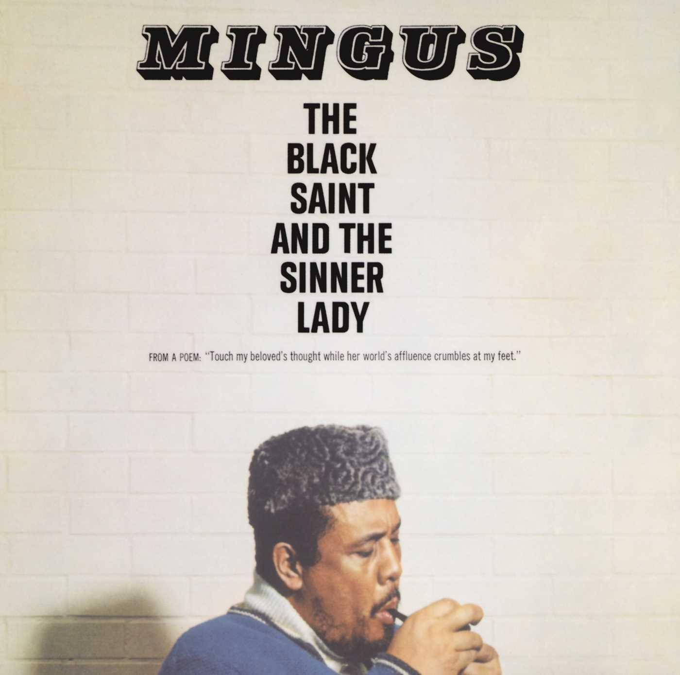 Albumhoes met een rokende man. Tekst: Mingus, The Black Saint and the Sinner Lady. Witte bakstenen muur.