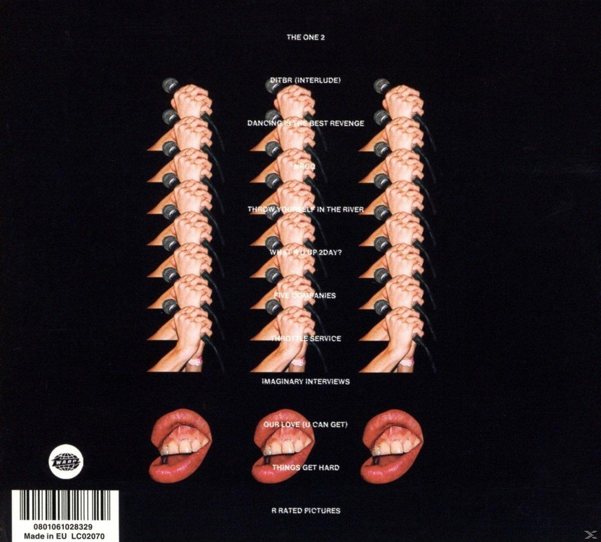 Pochette d'album, plusieurs mains tenant des microphones avec des bouches en bas.