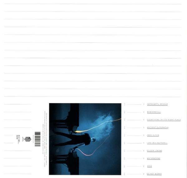 Albumcover mit einem dunklen Bild einer Person in der Nähe eines beleuchteten Objekts und einer Titelliste.