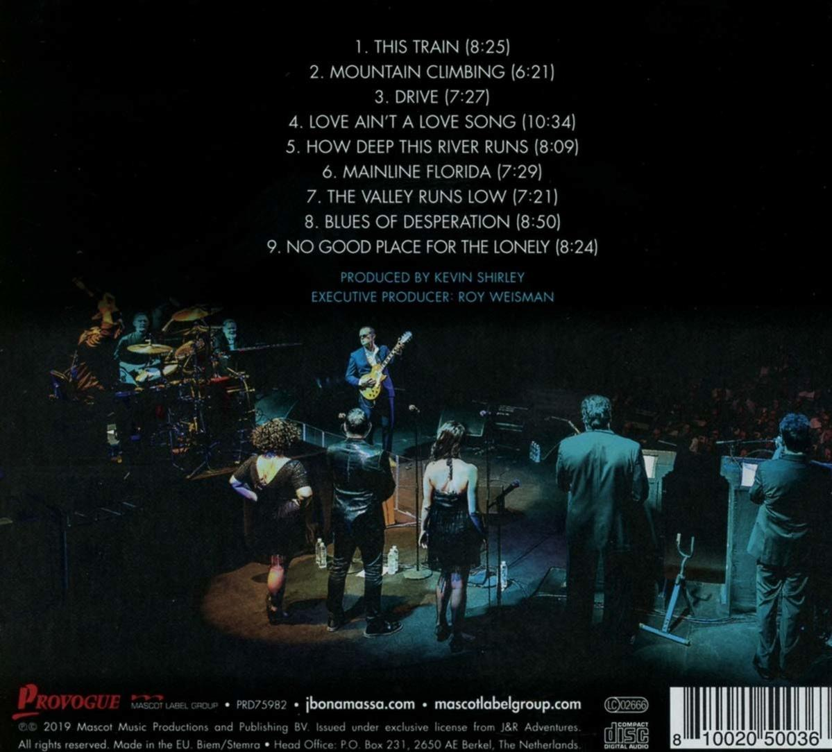Rückseite einer CD mit Band auf der Bühne und Titelliste. Albumtitel oben.