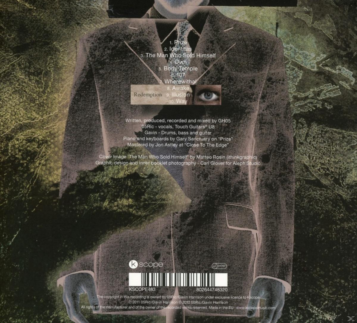 Albumcover mit einem Mann im Anzug und Titellisten. Dunkler Hintergrund mit Text.