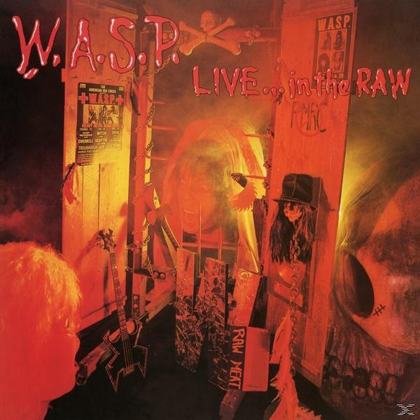 Albumcover von W.A.S.P. Live... in the Raw. Ein Bühnenaufbau mit Schädel, Holzwänden und einer Gitarre.