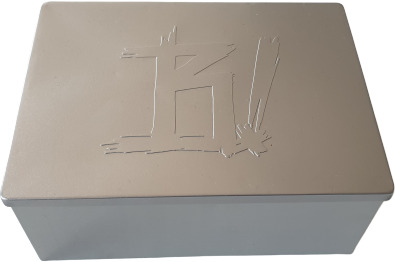 Eine silberne rechteckige Box mit einem stilisierten Buchstaben 'H' auf dem Deckel.