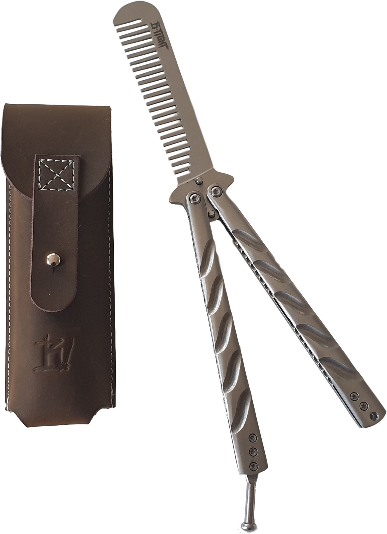 Ein Kamm-Messer und eine braune Ledertasche. Der Kamm ist silberfarben, der Griff hat ein wellenförmiges Design.