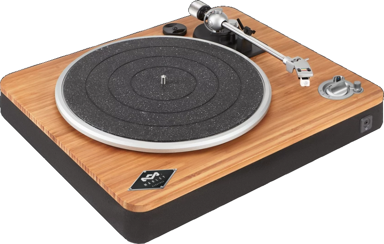 Platine vinyle en bois avec tapis noir et bras argenté. Le fond noir met en valeur l'appareil.