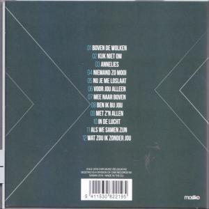 Een cd-hoesje met songtitels en een streepjescode op de achterkant, met een grijs en wit ontwerp.
