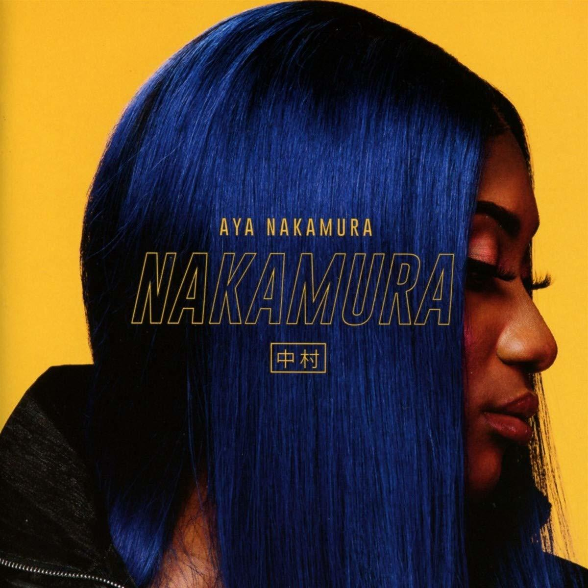 Aya Nakamura Albumcover. Eine Frau mit blauen Haaren und der Albumtitel in Gold.