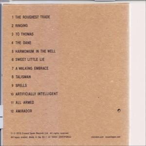 Album-Rückseite mit Titelliste. Beiger Hintergrund mit Text. Kleiner schwarzer Punkt.