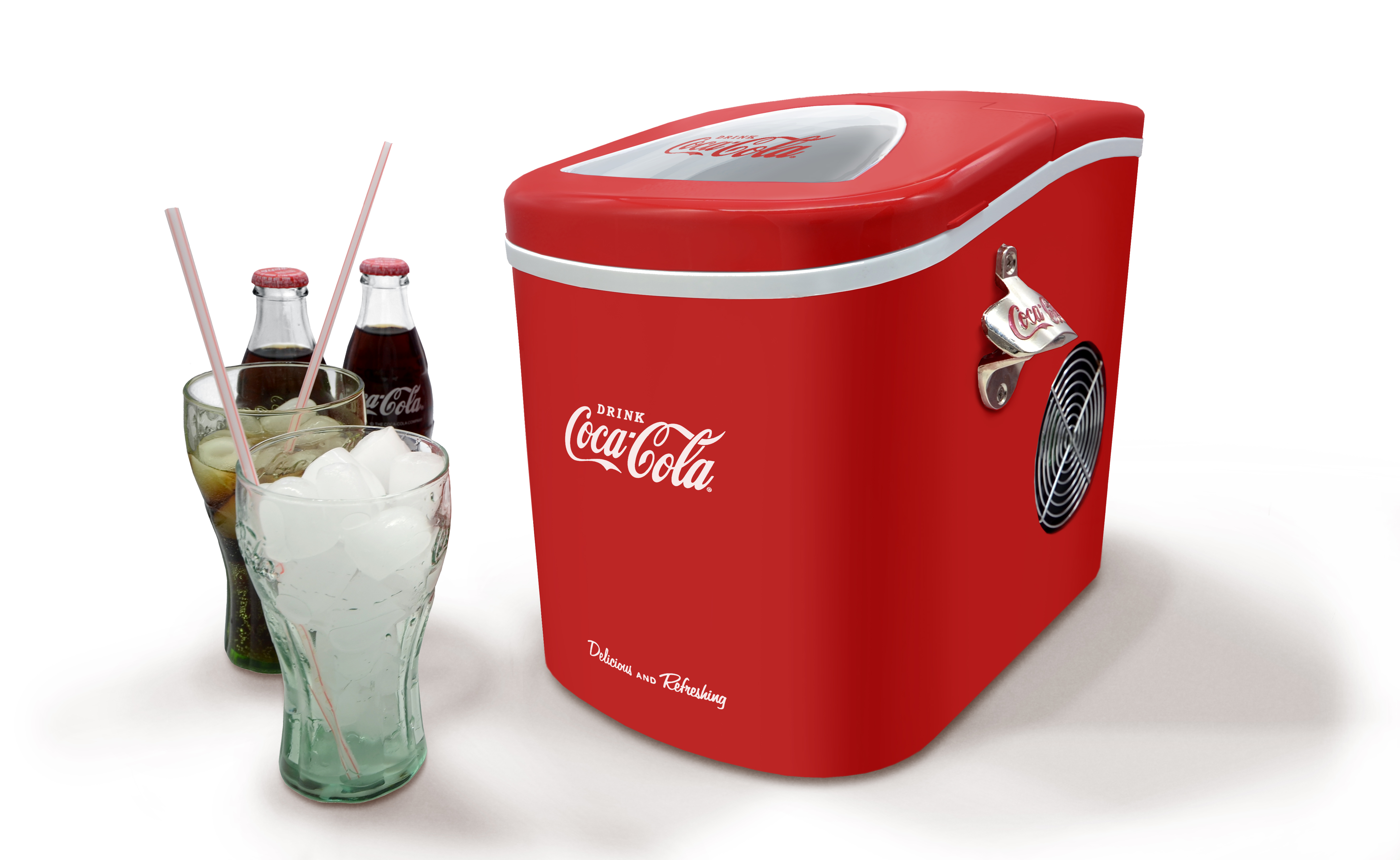 Eine rote Coca-Cola-Eisbox mit Getränken und Gläsern auf einer weißen Oberfläche. Eiswürfel und Strohhalme sichtbar.