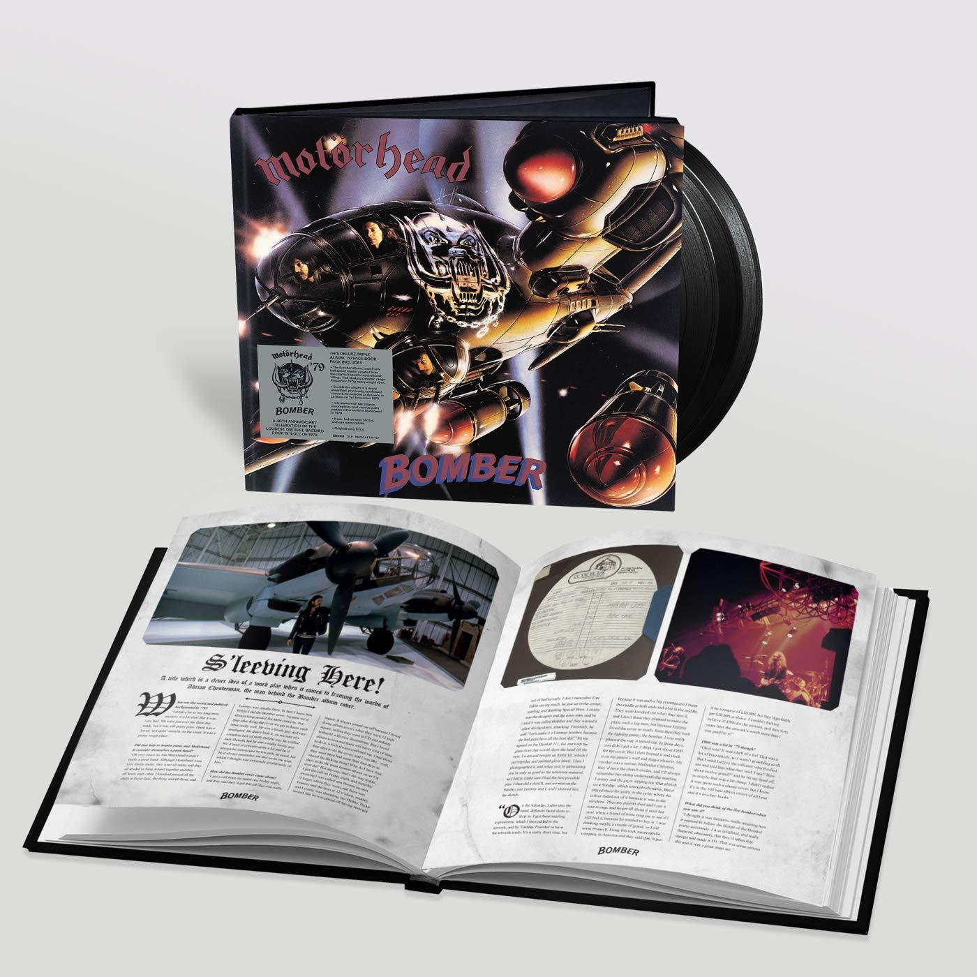 Motorhead Bomber album egy könyvvel. A borítón egy fém koponya látható. A nyitott könyv képeket mutat.