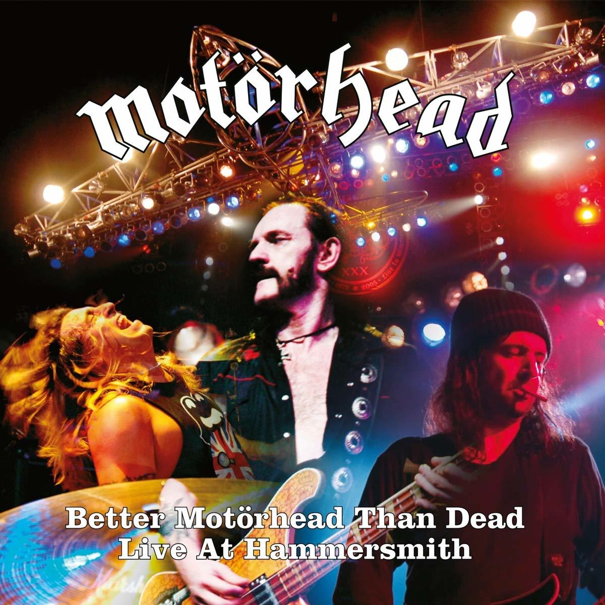 A Motörhead koncertalbum borítója. Zenekari tagok a színpadon, színpadi fények és az album címe.