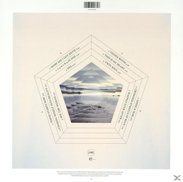 Albumhoes met sterpatroon en songlijst. Weerspiegeling van meer en lucht.