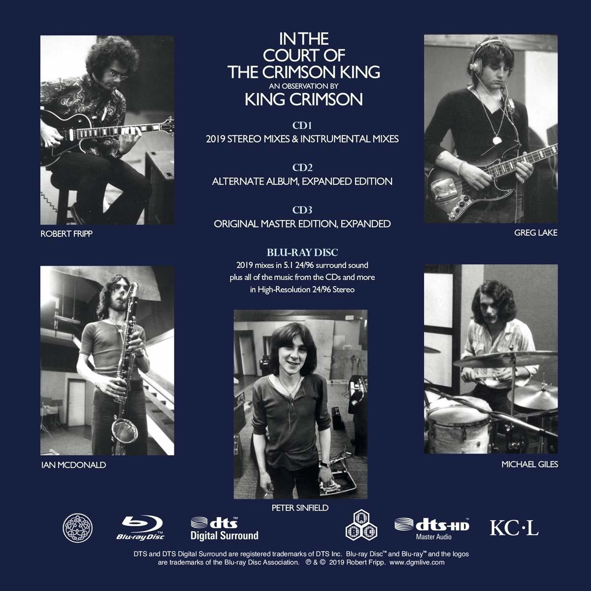 Fekete-fehér fotó a King Crimson album borítójáról, a zenekar tagjaival és szöveggel.