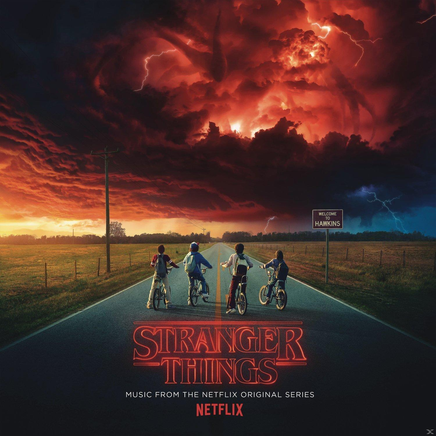 A Stranger Things album borítója, négy gyerekkel biciklin, viharos háttérrel.