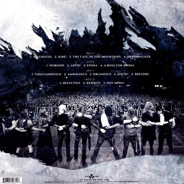 Eine Gruppe von Leuten steht vor einer Menschenmenge mit einem Albumcover.