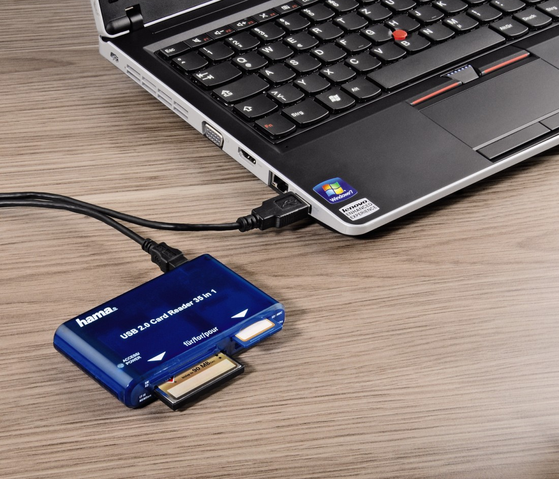 Laptop USB kártyaolvasóhoz csatlakoztatva, behelyezett memóriakártyával.