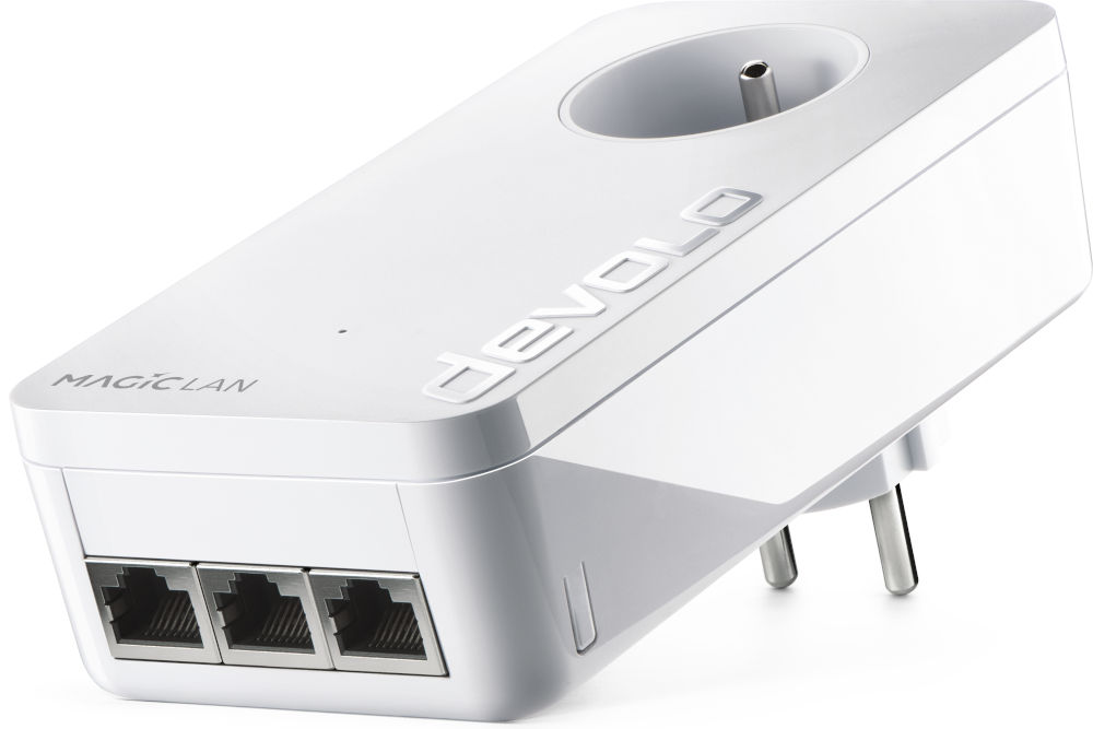 Un adaptateur LAN Devolo Magic blanc avec trois ports Ethernet, une prise et une prise de courant. La marque est visible.