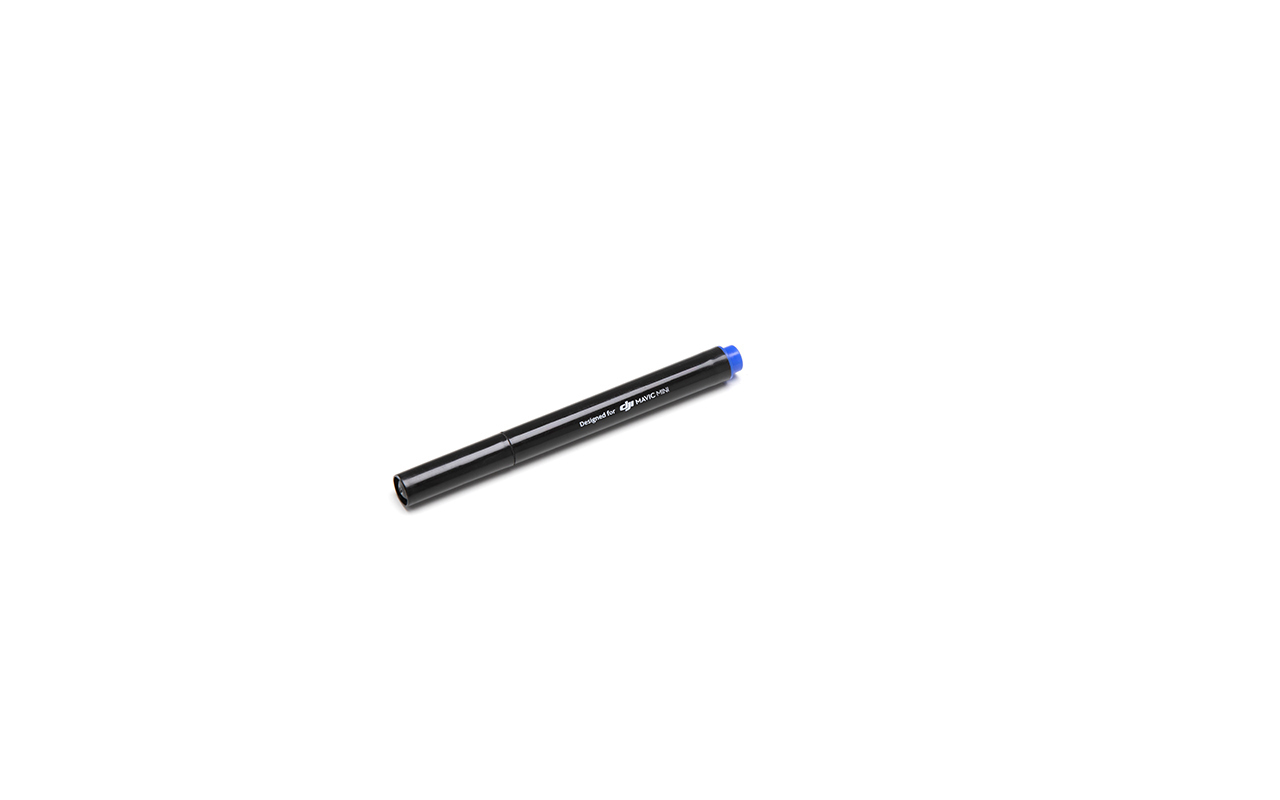 Schwarzer Stift mit blauer Spitze, liegt auf weißem Hintergrund.