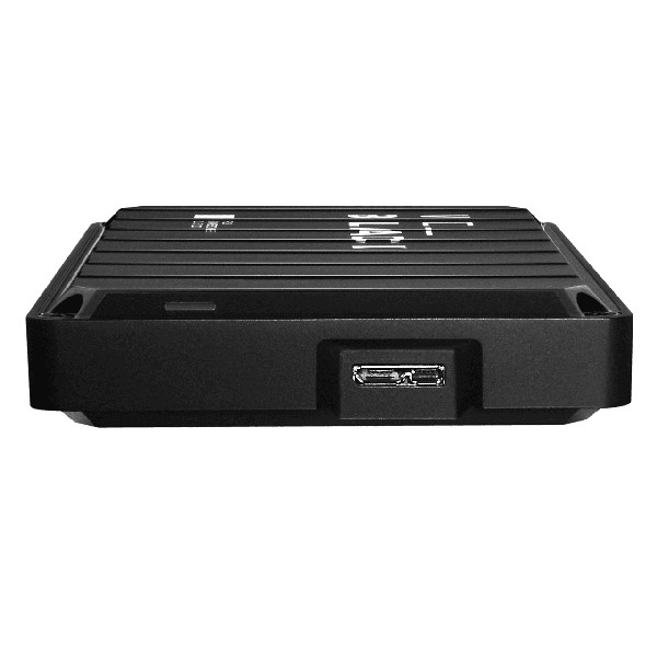 Dispositivo rectangular negro con puerto USB. La parte superior tiene ranuras horizontales. Vista lateral.
