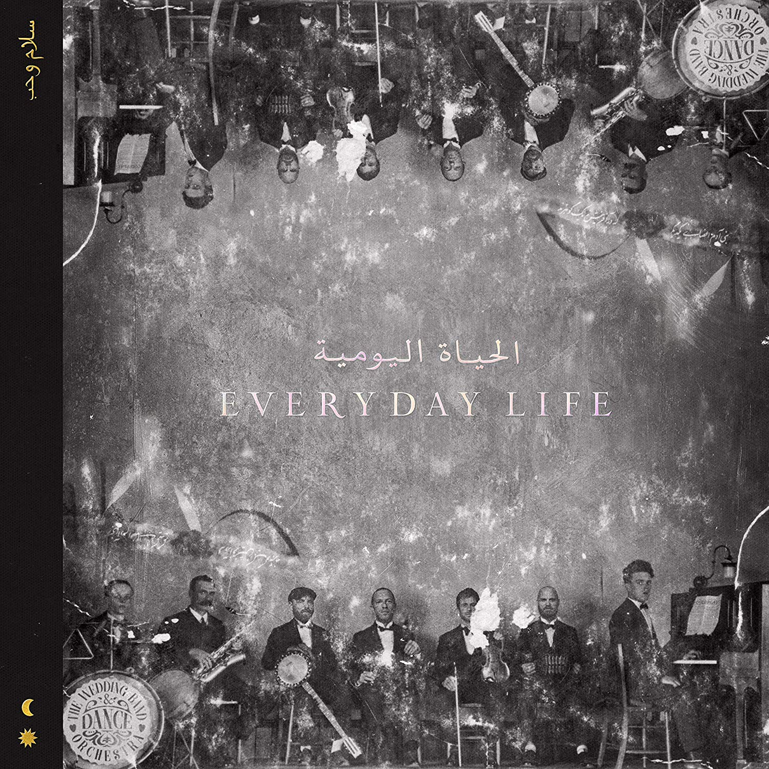 Album borító két sorban öltönyös férfiakkal, akik hangszereket tartanak. A cím 'Everyday Life' angolul és arabul.