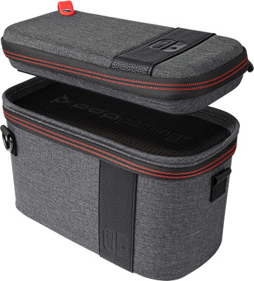 Graues Case für Switch, offen, mit roten Details.