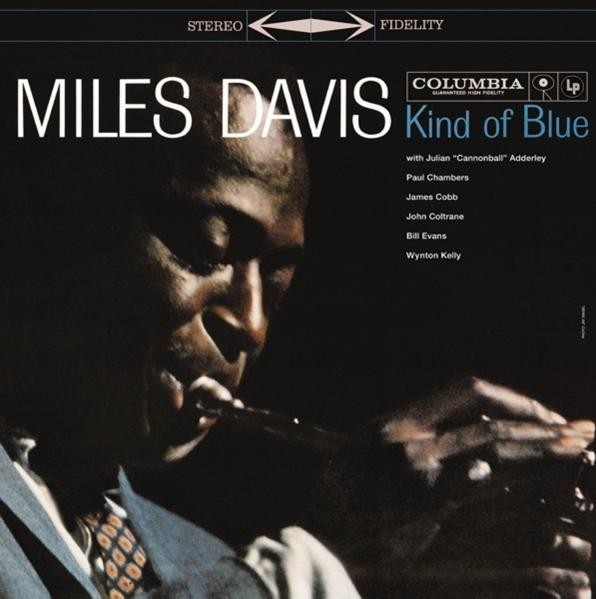 Miles Davis album borítója, egy trombitázó férfi. A szöveg 'Kind of Blue'.