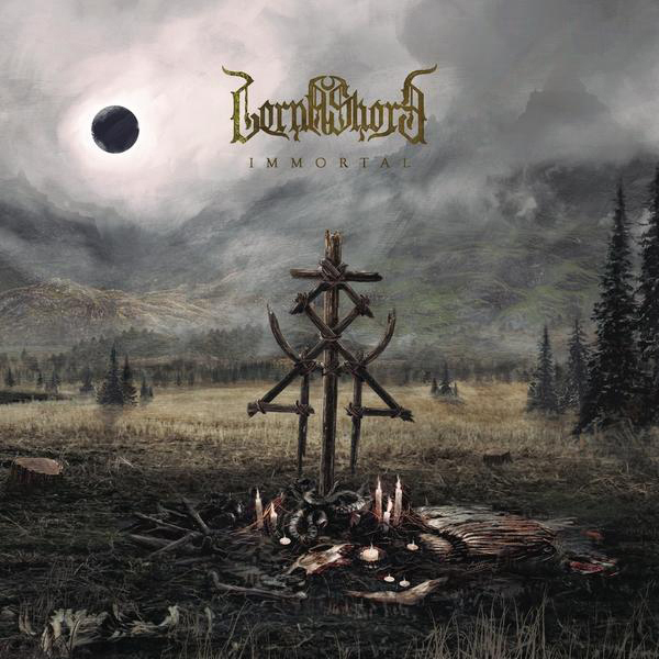 Albumcover: Öde Landschaft, dunkler Mond, Holzkreuz und das Logo der Band.