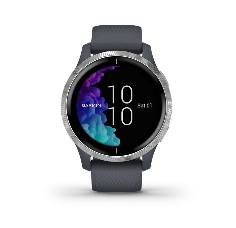 Smartwatch Garmin con correa gris oscuro y pantalla circular que muestra la hora y la fecha.