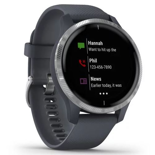 Un reloj inteligente con una correa gris oscuro que muestra notificaciones de Hannah y Phil, y noticias.