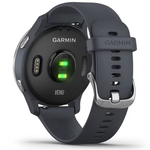 Un smartwatch Garmin, vista trasera. Cuerpo negro, correa gris, sensor de frecuencia cardíaca verde y detalles plateados.
