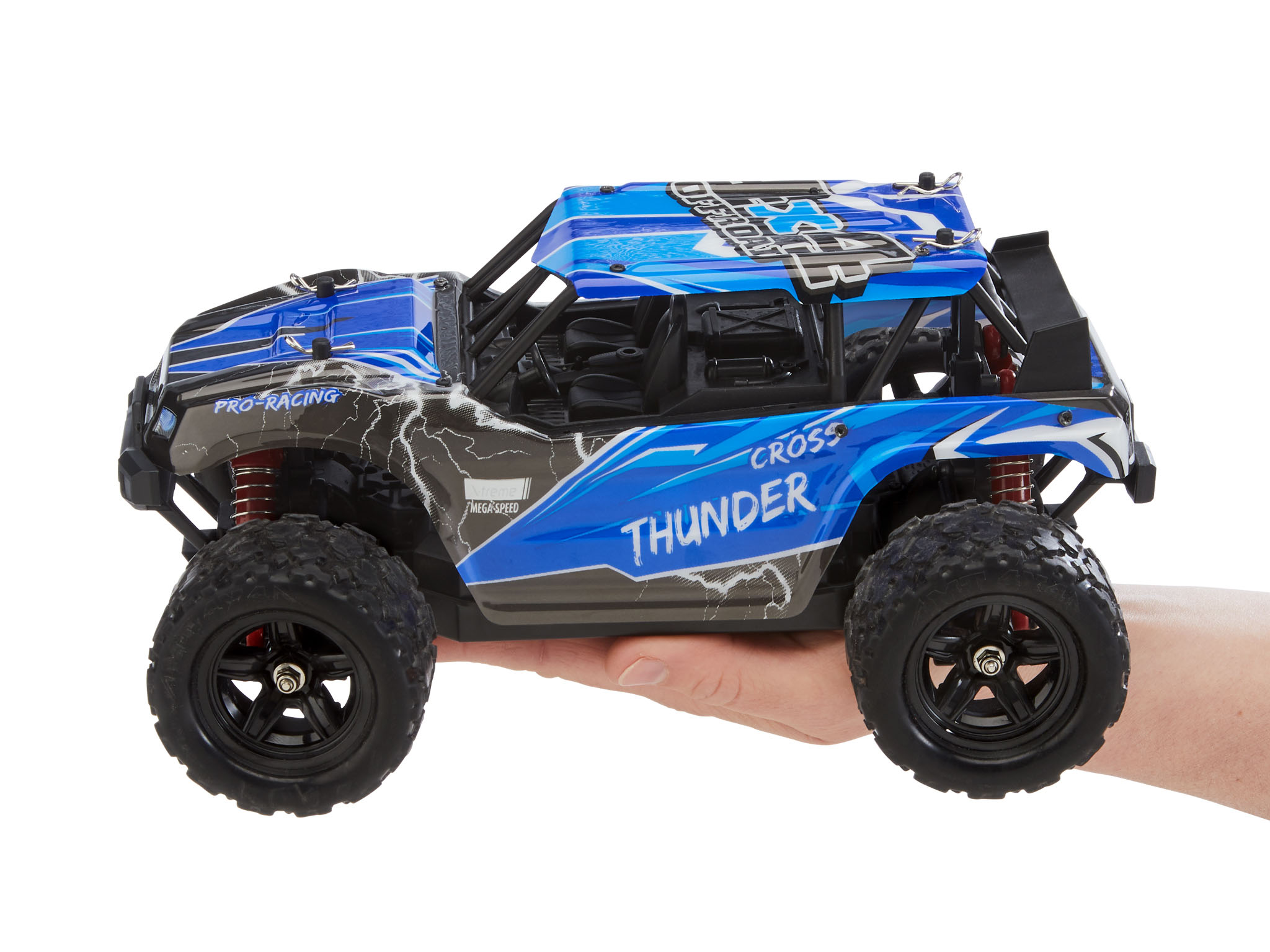 Ein blaues und schwarzes Spielzeugauto. Das Auto wird in einer Hand gehalten. Die Räder sind schwarz, der Hintergrund ist weiß.