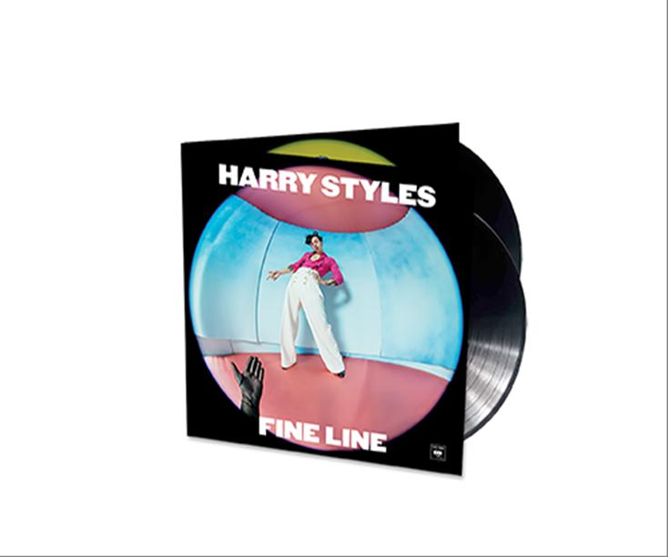 Harry Styles Fine Line Albumcover. Ein Mann in Pink und Weiß steht auf einer Bühne.