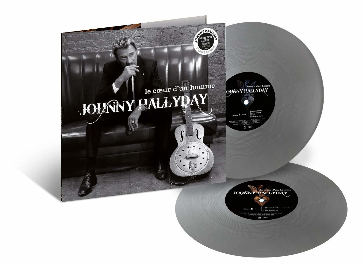 Album borítója Johnny Hallyday-jel és bakelit lemezekkel. Az album egy asztalon van.