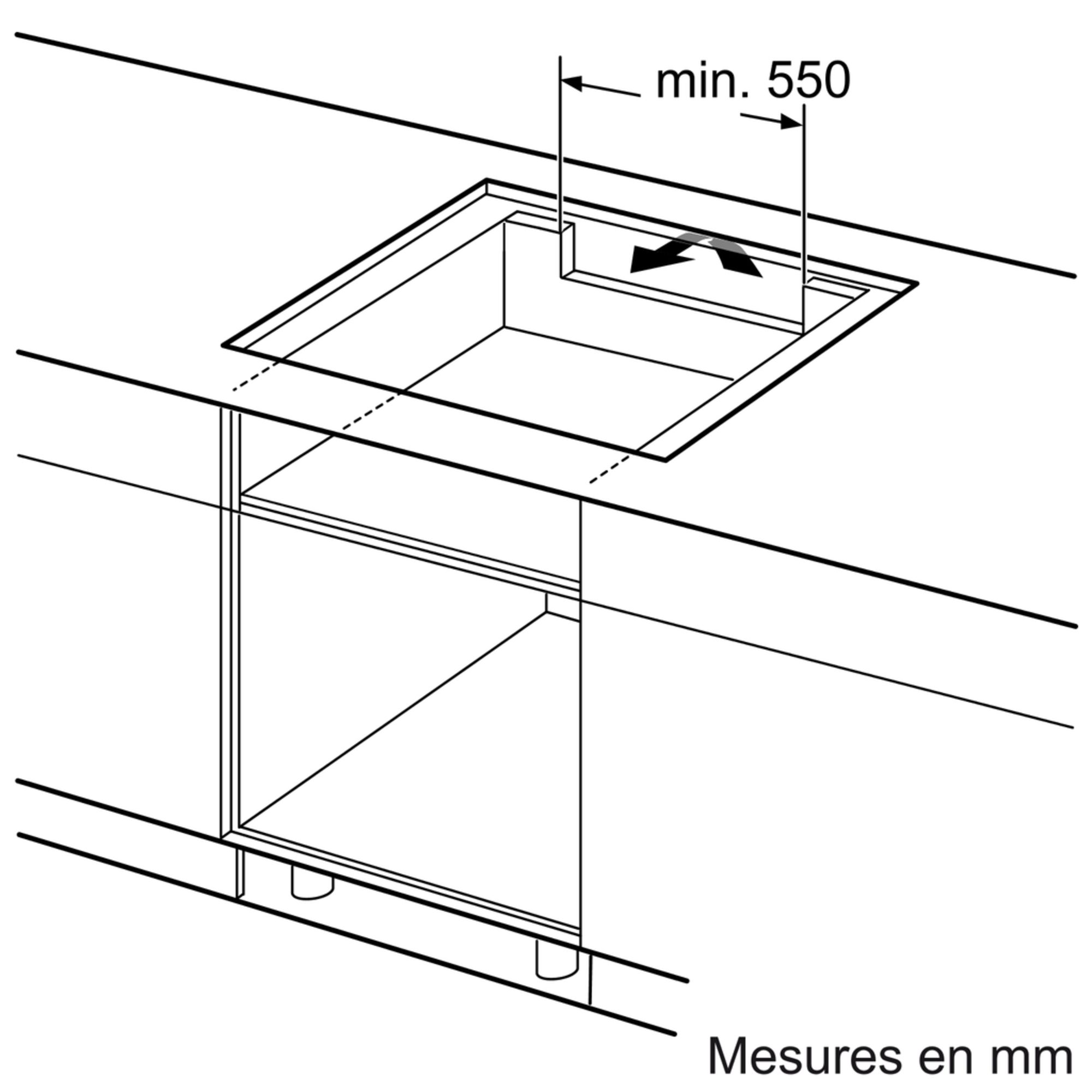 Diagramme d'une cuisinière avec des dimensions en mm et des flèches. La cuisinière est sur fond blanc.