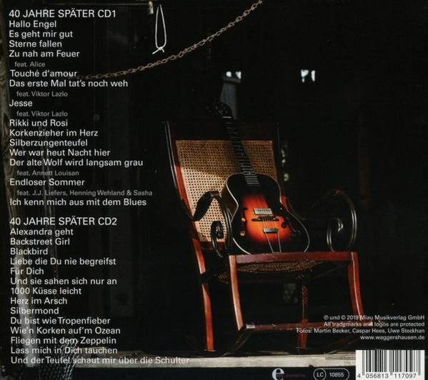 CD-Rückseite mit Text und Gitarre auf Stuhl, Name '40 JAHRE SPÄTER'.