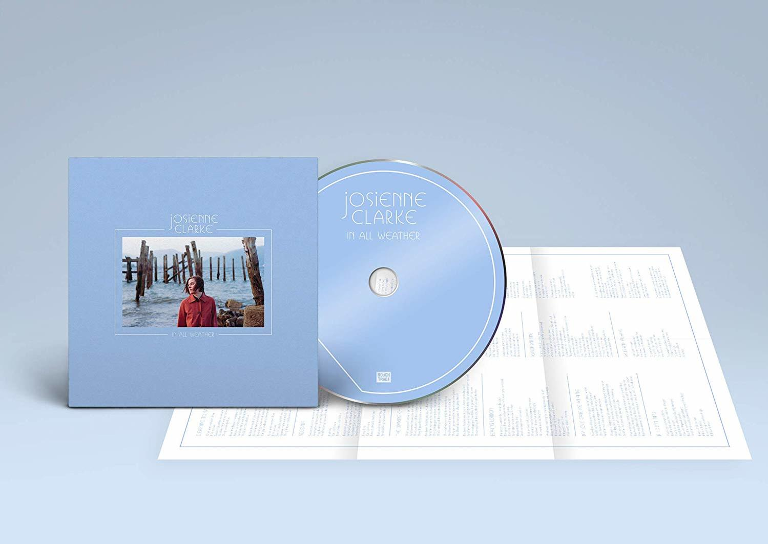 Eine CD-Hülle mit einer CD und einem Booklet auf hellblauem Hintergrund.