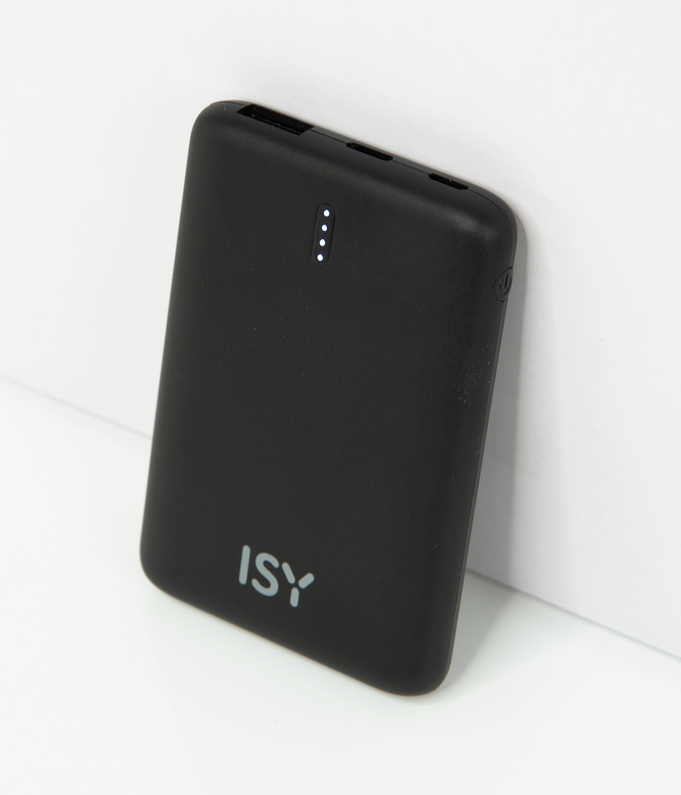 Eine schwarze ISY Powerbank auf einer weißen Oberfläche.