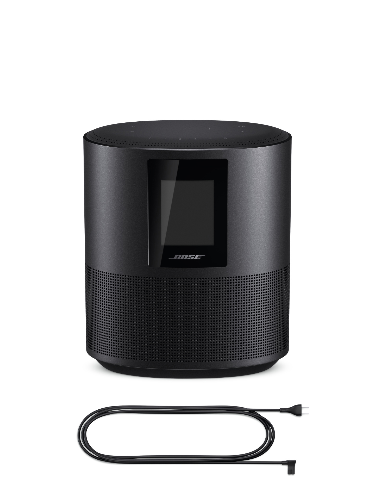 Ein schwarzer Bose Smart-Lautsprecher mit Bildschirm steht auf weißem Hintergrund. Darunter liegt ein schwarzes Netzkabel.