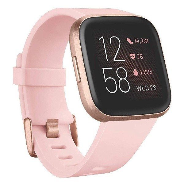Reloj inteligente Fitbit Versa rosa con pantalla negra mostrando estadísticas y marco dorado.