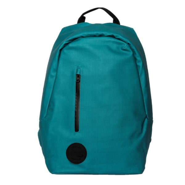 Mochila verde azulado con cremallera negra y un logo redondo en la parte inferior.