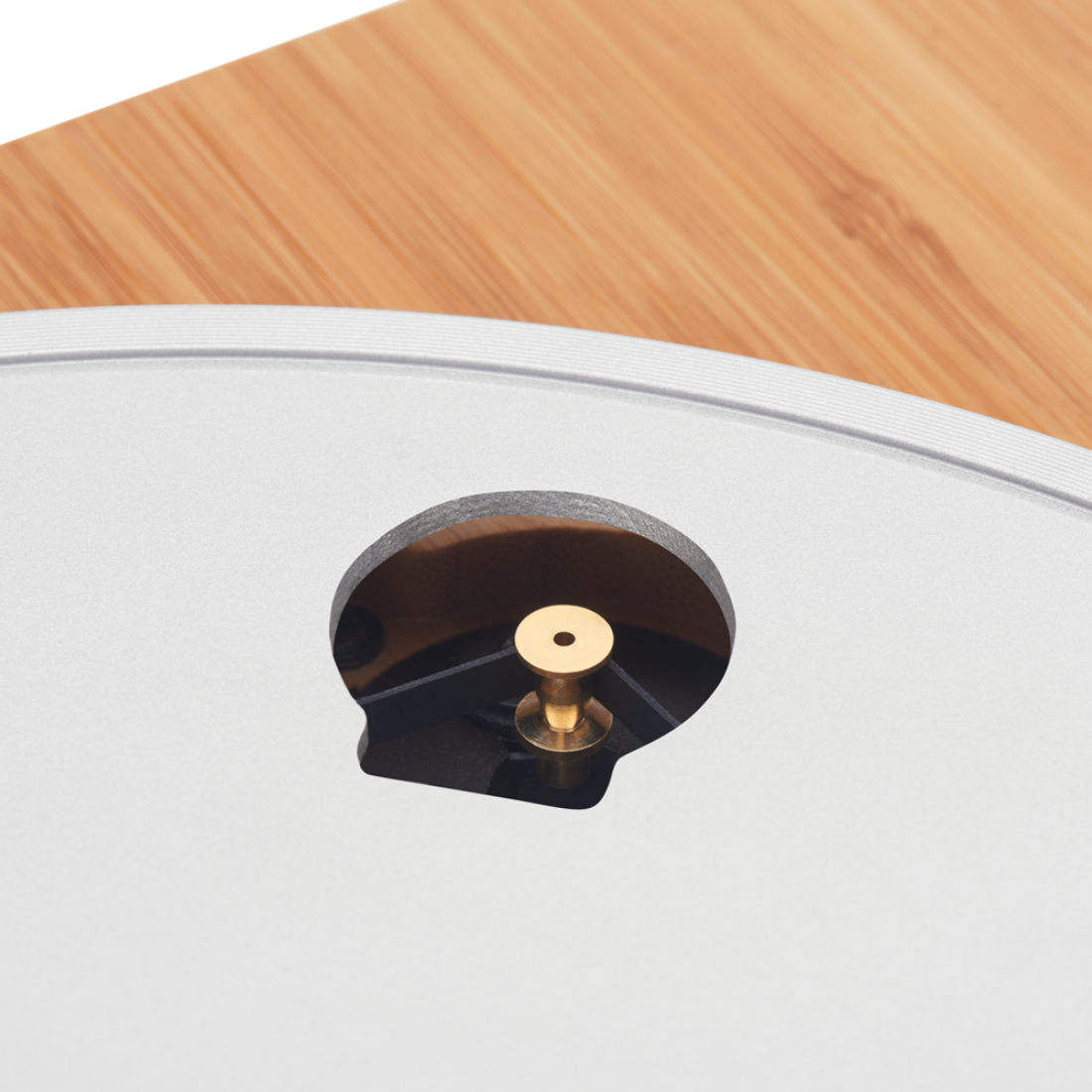 Gros plan d'une platine avec une surface en bois et une goupille dorée.