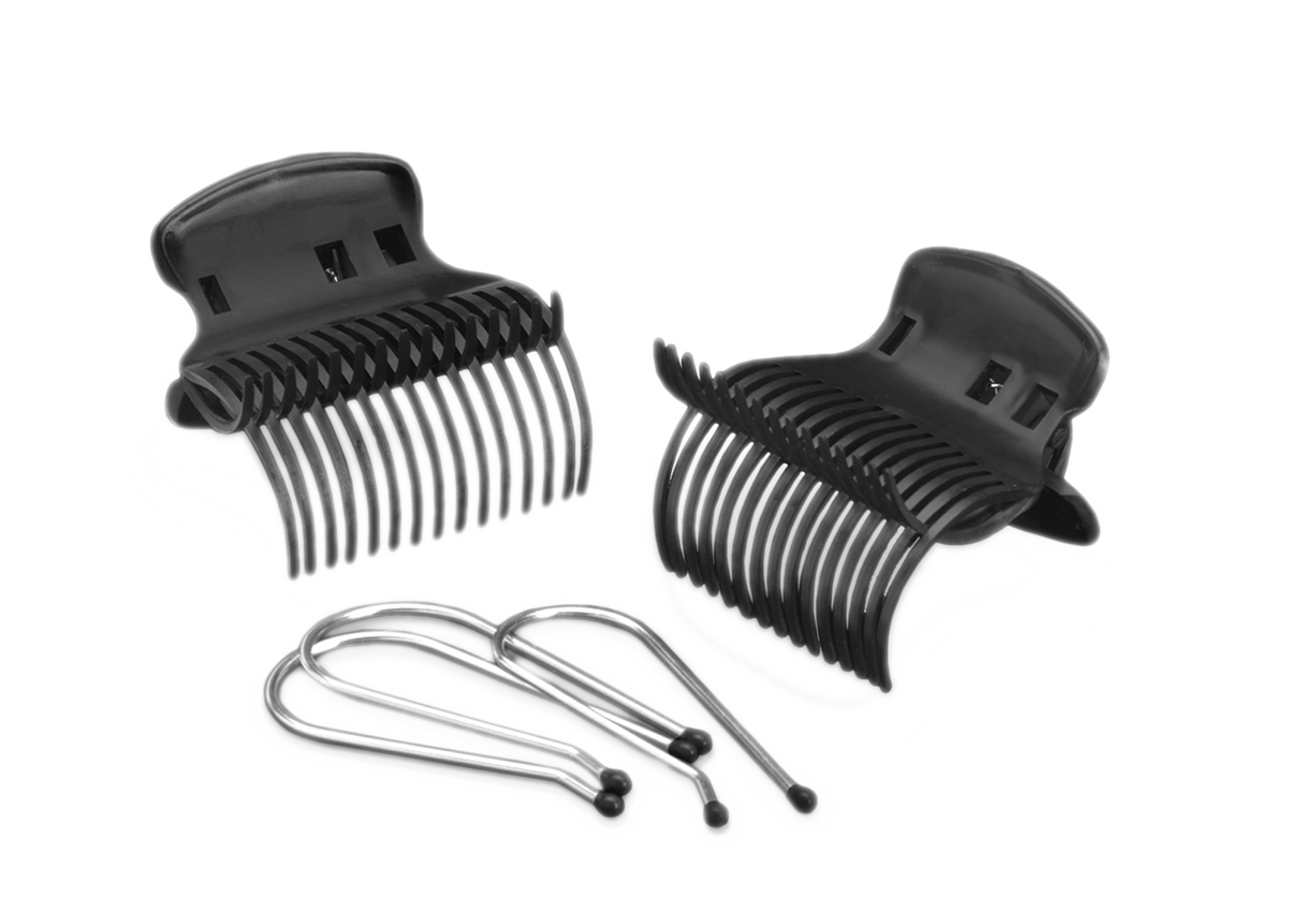 Deux pinces à cheveux noires et trois épingles à cheveux argentées sur fond blanc. Les pinces ont des dents.