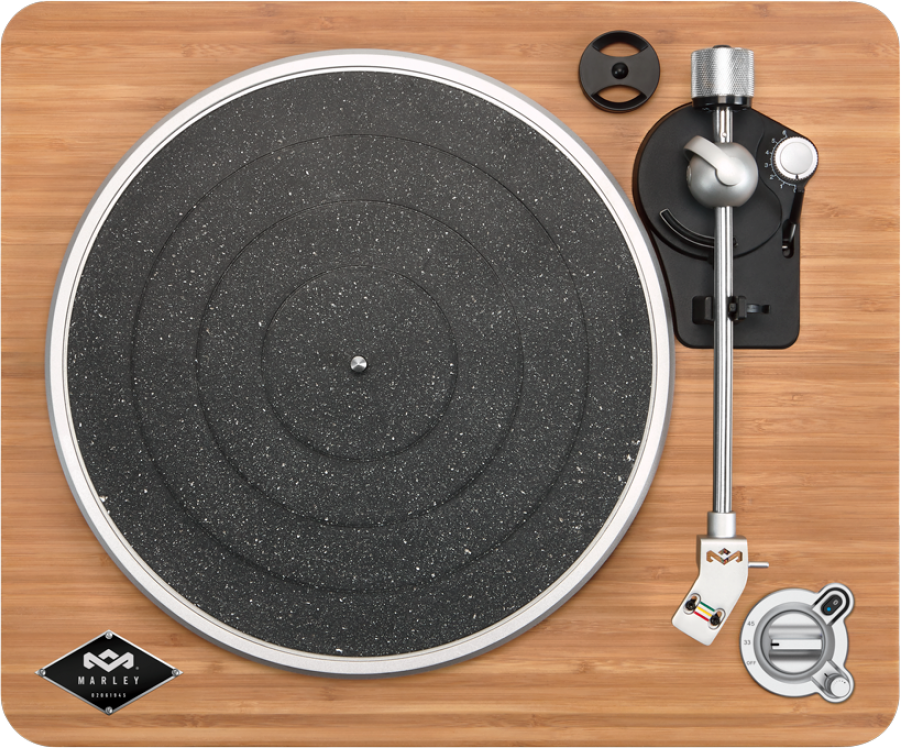 Platine vinyle sur surface en bois, tapis noir, bord argenté, avec bras et logo Marley.