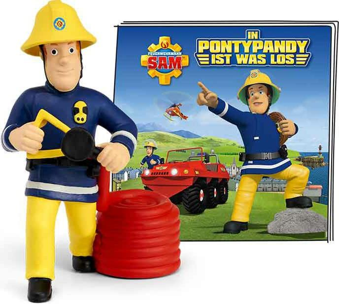 Zwei Spielzeug-Feuerwehrmänner mit einem roten Schlauch und einem Cartoon-Hintergrund einer Feuerszene.