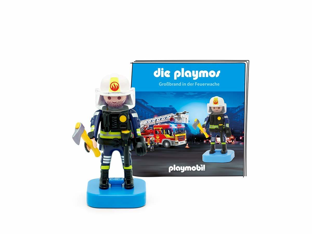 Eine Feuerwehrmann-Figur mit einer Feuerwehrauto-Illustration im Hintergrund und eine zweite Figur.