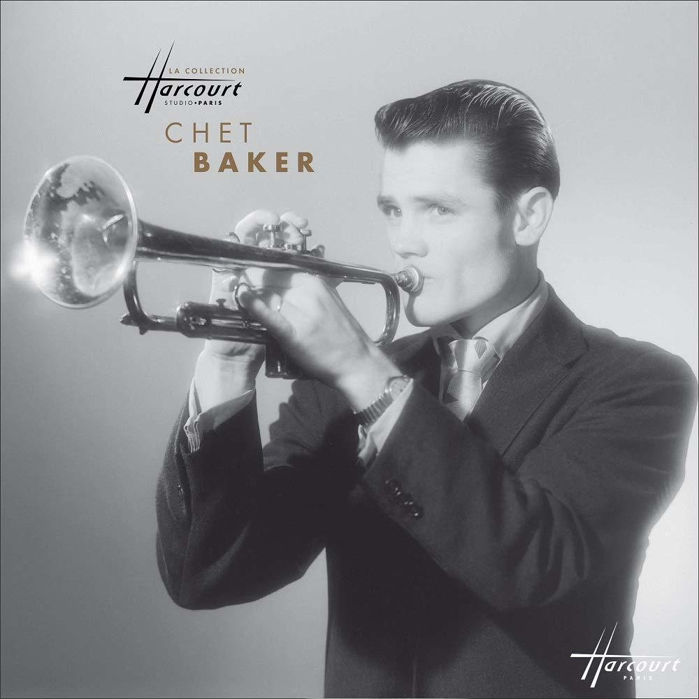 Chet Baker in einem Schwarz-Weiß-Foto, der Trompete spielt.