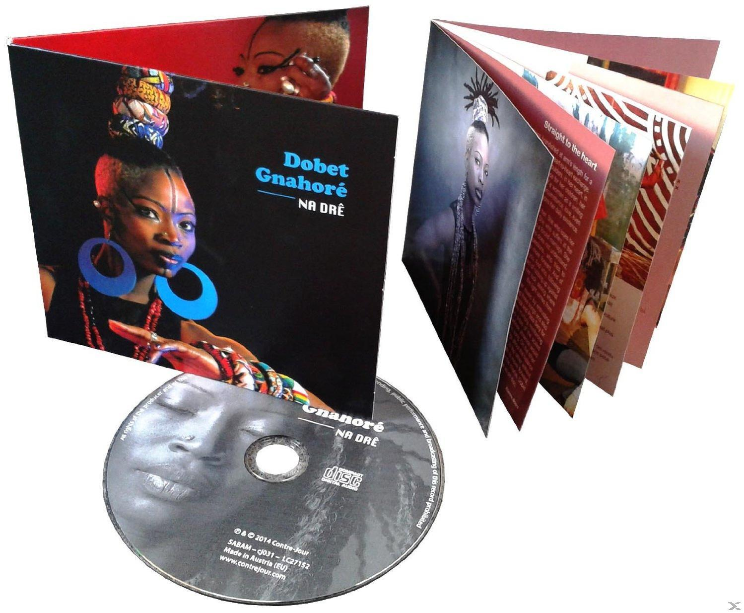 CD-Hülle und Disc mit Dobet Gnahoré. Auffällige blaue Ohrringe.