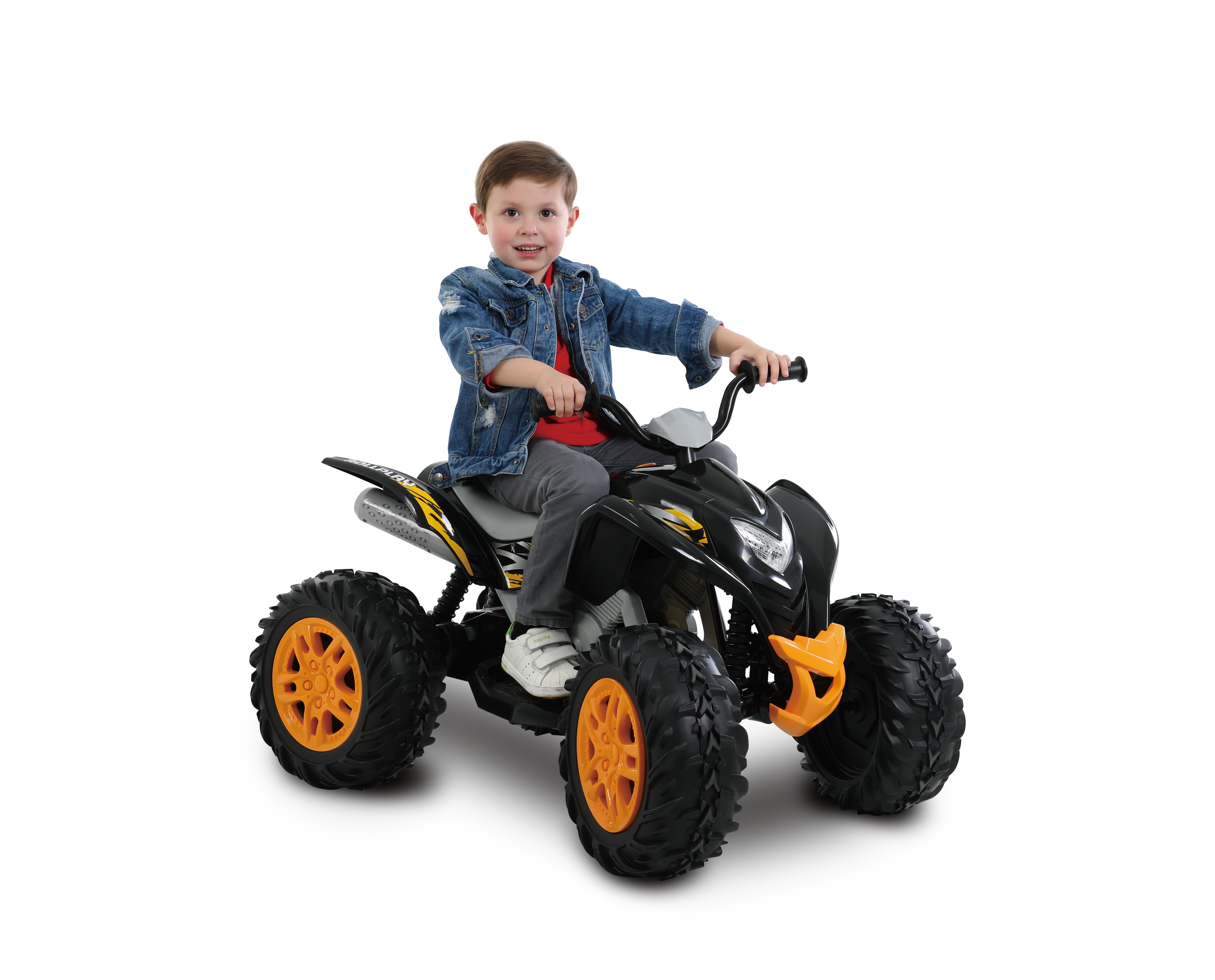 Ein kleiner Junge auf einem Spielzeug-ATV. Er trägt eine Jeansjacke und schaut den Betrachter an.