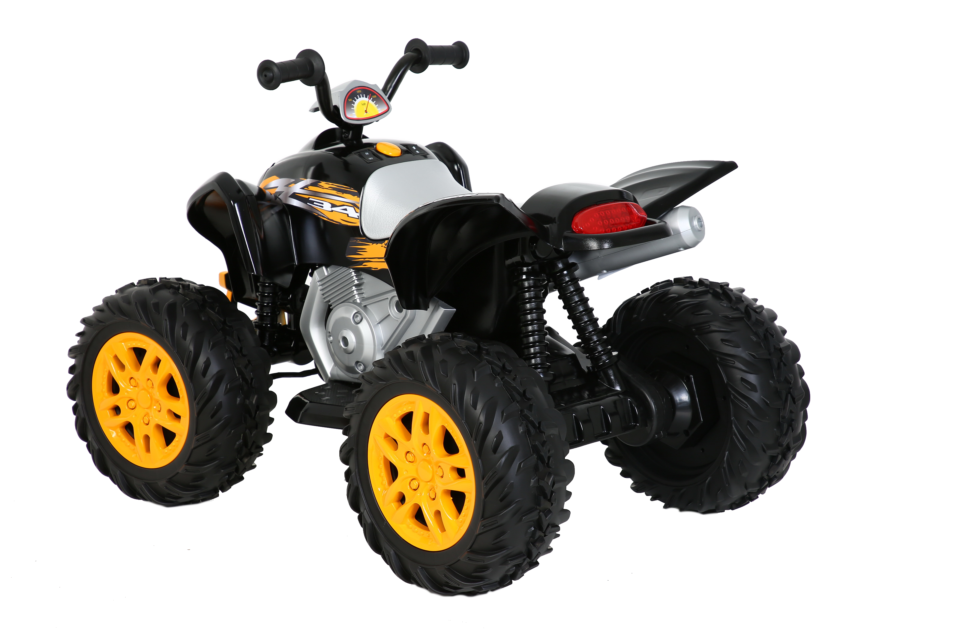Schwarzes und silbernes ATV-Spielzeug. Es hat vier gelbe Räder und einen kleinen Tachometer. Der Hintergrund ist weiß.