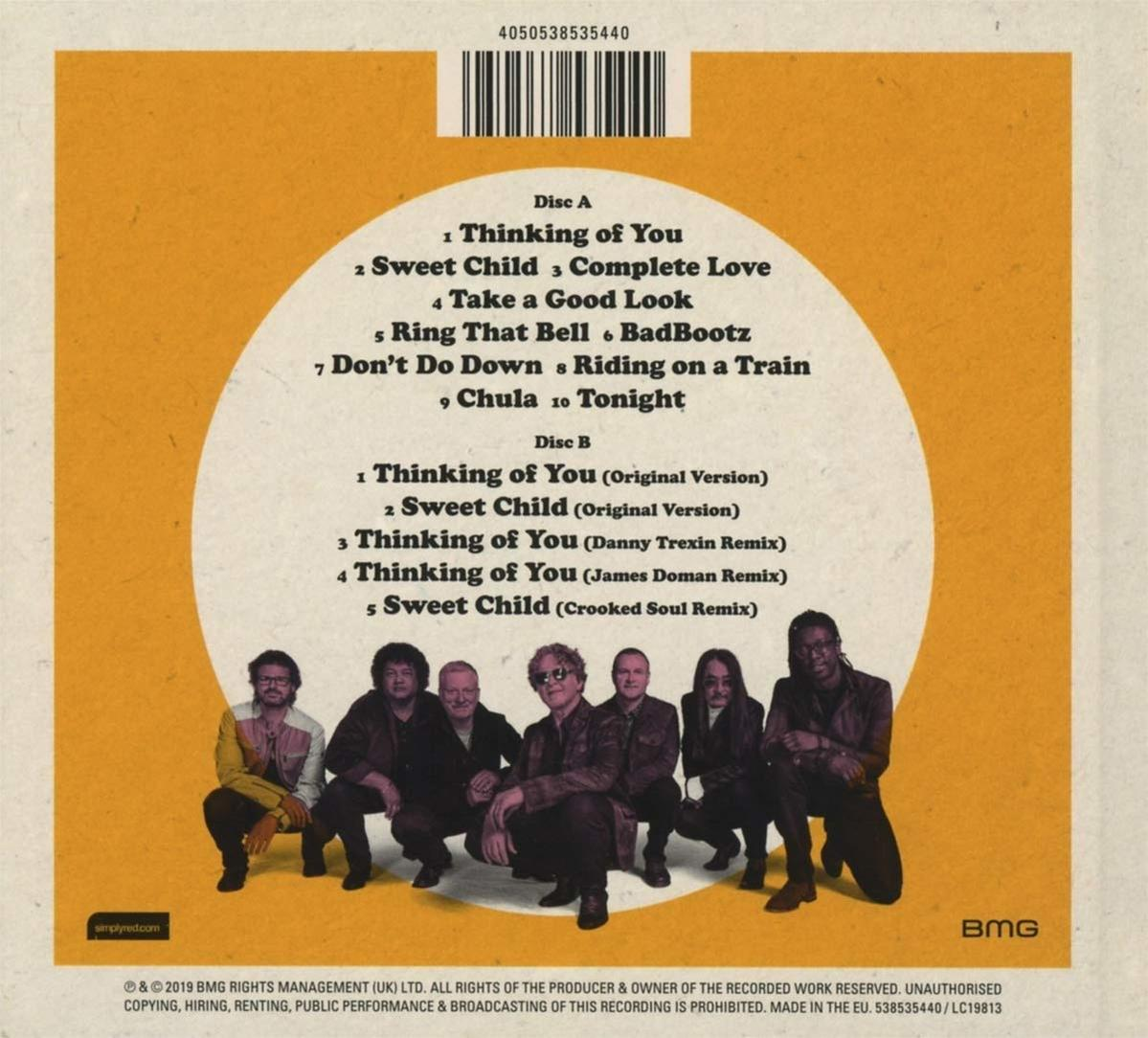 De achterkant van een cd-hoesje met tracklijsten en een groepsfoto van muzikanten op een oranje achtergrond.